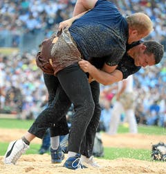 Spektakulärer Kampf: Mario Thürig (L) kämpft im 3. Gang gegen Mathias Siegenthaler (R) (Bild: Swiss-Image)