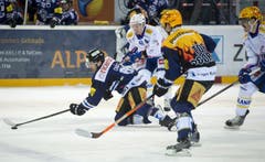 Cousin Casutt und Reto Suri vom EVZ gegen Michael Liniger und Peter Müller von Kloten. (Bild: Keystone)