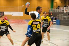 Boris Stankovic am Ball gegen den Lakers-Spieler Tim Jud. (Bild: Roger Grütter / Neue LZ)