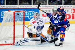 Zug-Torhüter Tobias Stephan hält gegen einen Schuss von Marc Bastl (Bild: Keystone)