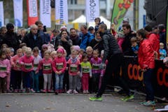 Die kleinen Sportlerinnen und Sportler wetteifern um den Sieg. Bilder von vielleicht ersten Wettkampffieber des Lebens. (Bild: Dominik Wunderli/LZ)