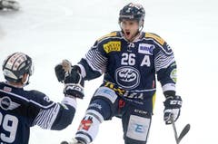 Maxim Noreau von Ambri Piotta jubelt nach seinem 1:1. (Bild: Keystone)