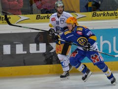 Der Zuger Dominik Schlumpf gegen den Davoser Marcus Paulsson (vorne). (Bild: Keystone)