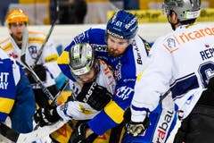 Der Davoser Fabien Heldner krallt sich Zugs Robbie Earl. (Bild: Keystone)