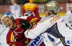 Tigers Joel Perrault (links) im Zweikampf mit Zugs Alessandro Chiesa. (Bild: Keystone)