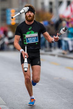 Jonglieren und Laufen: Nick Meier am Swiss City Marathon. (Bild: Philipp Schmidli)
