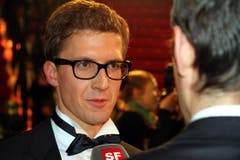 Der sichtlich stolze Sieger Simon Ammann beim Interview mit dem Schweizer Fernsehen. (Bild: André Häfliger/Neue LZ)