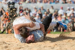 Andi Imhof drückt Hansjörg Gloggner ins Sägemehl. (Bild: Keystone/Urs Flüeler)