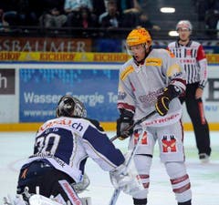 EV Zug Goalie Jussi Markkanen und Tony Salmelainen. (Bild: Keystone)