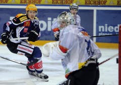 Damien Brunner trifft gegen Biel-Goalie Reto Berra. (Bild: Keystone)