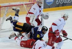 Der Zuger Robbie Earl (Mitte) kommt zu Fall. (Bild: Keystone / Urs Flüeler)