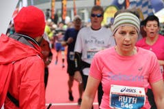 Einige der 10'000 Siegerinnen und Sieger beim Zieleinlauf. (Bild: Ramona Geiger/ Claude Hagen/LZ)