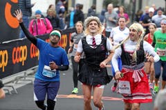 Die Läuferinnen und Läufer sind unterwegs (Bild: Philipp Schmidli/LZ)