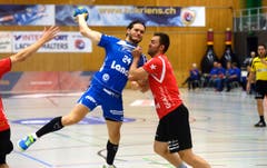 Tobias Baumgartner vom HC Kriens-Luzern setzt sich gegen Pfadi-Spieler Marcel Hess durch. (Bild: Nadia Schärli / Neue LZ)