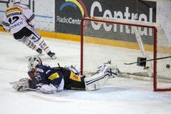 Da hat der Zuger Goalie Tobias Stephan das Nachsehen, Lugano Stürmer Alessio Bertaggia hat das zweite Tor geschossen. (Bild: Keystone / Alexandra Wey)