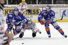 Der Zuger Fabian Schnyder in der Zange zwischen den Zürchern Steve McCarthy (links) und Domenico Pittis. (Bild: Keystone)