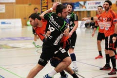 Boris Stankovic (vorne) im Duell gegen Prieto Carlos. (Bild: Roger Zbinden / Neue LZ)