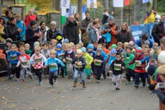 Die kleinen Sportlerinnen und Sportler wetteifern um den Sieg. Bilder von vielleicht ersten Wettkampffieber des Lebens. (Bild: Dominik Wunderli/LZ)