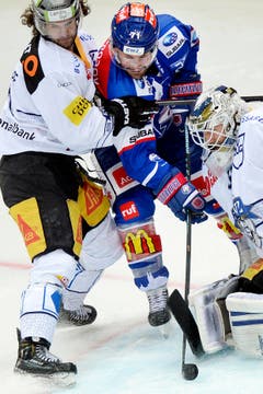 Der Zürcher Patrik Baertschi, Mitte, bedrängt den Zuger Torhüter Tobias Stephan. (Bild: Keystone / Walter Bieri)