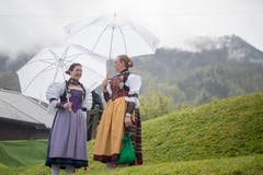 Die Ehrendamen trotzen dem Regenwetter. (Bild: Urs Flüeler / Keystone)