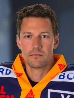 # 51 Tobias Stephan, Note 6 Der ruhige Blocker führt die Liga in jeder relevanten Statistik an – und ist im EVZ längst zum wichtigsten Einzelspieler aufgestiegen. Statistik: 24 Spiele, 16 Siege, Abwehrquote: 93,74 Prozent, 5 Shut-outs, 1 Assist. (Bild: PD)