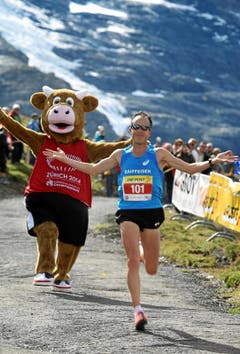 Viktor Röthlin (SUI) läuft als Dritter in einer Zeit von 02:53:21,5 ins Ziel. (Bild: Swiss Image / Andy Mettler)