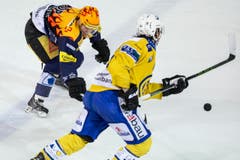 Der Zuger Stuermer Pierre-Marc Bouchard, links, im Spiel gegen den Davoser Stuermer Alexandre Picard, rechts. (Bild: Keystone)