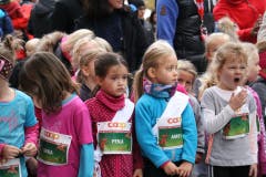 Die kleinen Sportlerinnen und Sportler wetteifern um den Sieg. Bilder von vielleicht ersten Wettkampffieber des Lebens. (Bild: Ramona Geiger/LZ)