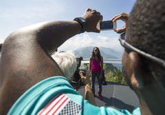 100 Meter Hürdenläuferin Brianna Rollins aus den USA freut sich am Montag auf dem Stanserhorn vor der Medienkonferenz von Spitzenleichtathletik Luzern über die Aussicht. (Bild: Keystone)