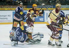 Die Zuger Hauser und Hutchinson gegen die Genfer Hollenstein und Lombardi (von links). (Bild: Keystone)