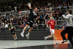 Pascal Willisch gegen Siscias Torhüter Josip Kvesic. (Bild: Philipp Schmidli / Neue LZ)