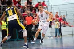 Luzerns Nemanja Kovacevic (rechts) gegen Neuenburgs Florian Steinmann. (Bild: Eveline Beerkircher)