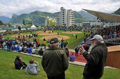 Im Vordergrund ein temperamentvolles Gespräch unter Schwingerfreunden. Im Hintergrund das Festgelände Grossmatt. (Bild: Robert Hess / Neue OZ)