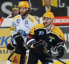 Die beiden Topskorer Robert Schremp vom EVZ (links) und Brett McLean von Lugano. (Bild: Karl Mathis / Keystone)