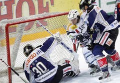 Daniele Grassi, Mitte, von Ambri, im Zweikampf mit Jussi Markkanen.