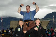 Joel Wicki gewinnt den Schlussgang gegen Christian Schuler am Ob-/Nidwaldner Kantonalschwingfest. (Bild: Philipp Schmidli)