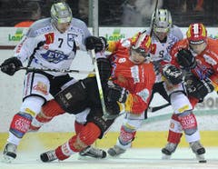 Ruppige Spielszene in einer Reihe: Björn Christen, Manuel Grossweiler, Thomas Rüfenacht, Tom Preissing (v.l.). (Bild: Keystone)