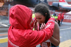 Eine Läuferin erhält ihre Medaille. (Bild: swiss-image.ch/Photo Andy Mettler)