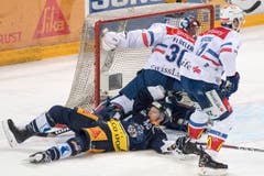 Zug-Spieler Carl Klingeberg liegt auf dem Eis vor ZSC-Torhüter Lukas Flüeler. (Bild: Urs Flueeler / Keystone (Zug, 20. März 2018))