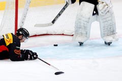 Berns Dario Meyer und Berns Torhüter Leonardo Genoni nach dem Tor zum 4-2 durch Zugs Jarkko Immonen (nicht im Bild). (Bild: Keystone/PETER KLAUNZER)