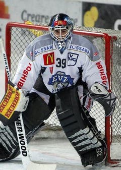 EVZ-Torhüter Sandro Zurkirchen durfte anstelle von Jussi Markkanen ran. Der Finne war überzähliger Ausländer. (Bild: Keystone)