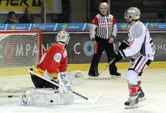 Zugs Fabian Schnyder erzielt das 0:2. (Bild: Keystone)