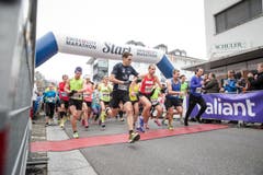 Die Läuferinnen und Läufer sind unterwegs (Bild: Manuela Jans-Koch/LZ)