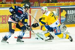 Zugs Reto Suri (links) im Duell mit Davos' Claude-C. Paschoud. (Bild: Keystone)