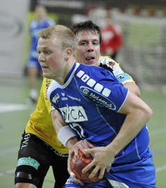 Der St. Galler David Parolo im Kampf mit dem Luzerner Sven Hess (vorne). (Bild: Keystone / Regina Kühne)