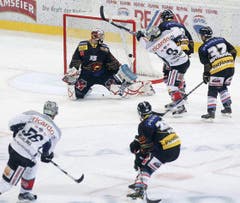 Der Zuger Timo Helbling (56), links unten, erzielt das Tor zum 5:5.