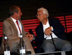 Kurt Aeschbacher im Gespräch mit Walter Roderer am 90-Jahr-Jubiläum der Pro Senectute des Kantons Luzern 2009. (Bild: Archiv Neue LZ)