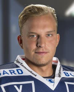 Verteidigung Santeri Alatalo, Note 5 Die positive Überraschung. Warum hat man nicht längst verlängert? Sein Vertrag läuft noch ein Jahr. Das wird teuer. Statistik: Quali: 49 Spiele, 3 Tore/12 Assists, 42 PIM*, Plus-19-Bilanz. P-Runde: 6 Spiele, kein Tor/ 3 Assists, 4 PIM, ausgeglichene Bilanz. (Bild: PD)