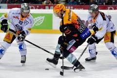Der EVZ und die Berner spielten vor 15'456 Zuschauern. (Bild: Keystone/Lukas Lehmann)