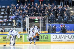 EVZ-Fans begrüssen die Mannschaft beim Einlaufen. (Bild: Daniela Frutiger/freshfocus)
